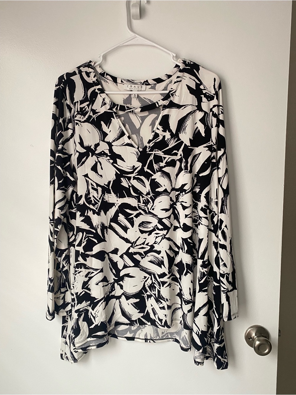 Chaus Black & White Abstract Floral V-Neck Long Sleeve Top XL Casual Workwear